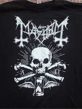Gildan Black Short-Sleeve Graphic Tee with White Skull Design
